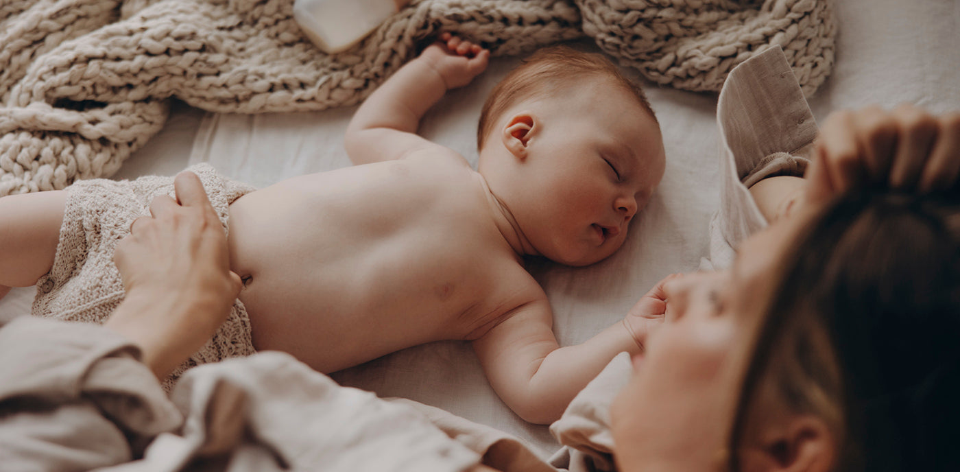 Doux moment entre une mère et son nouveau-né sur le lit.