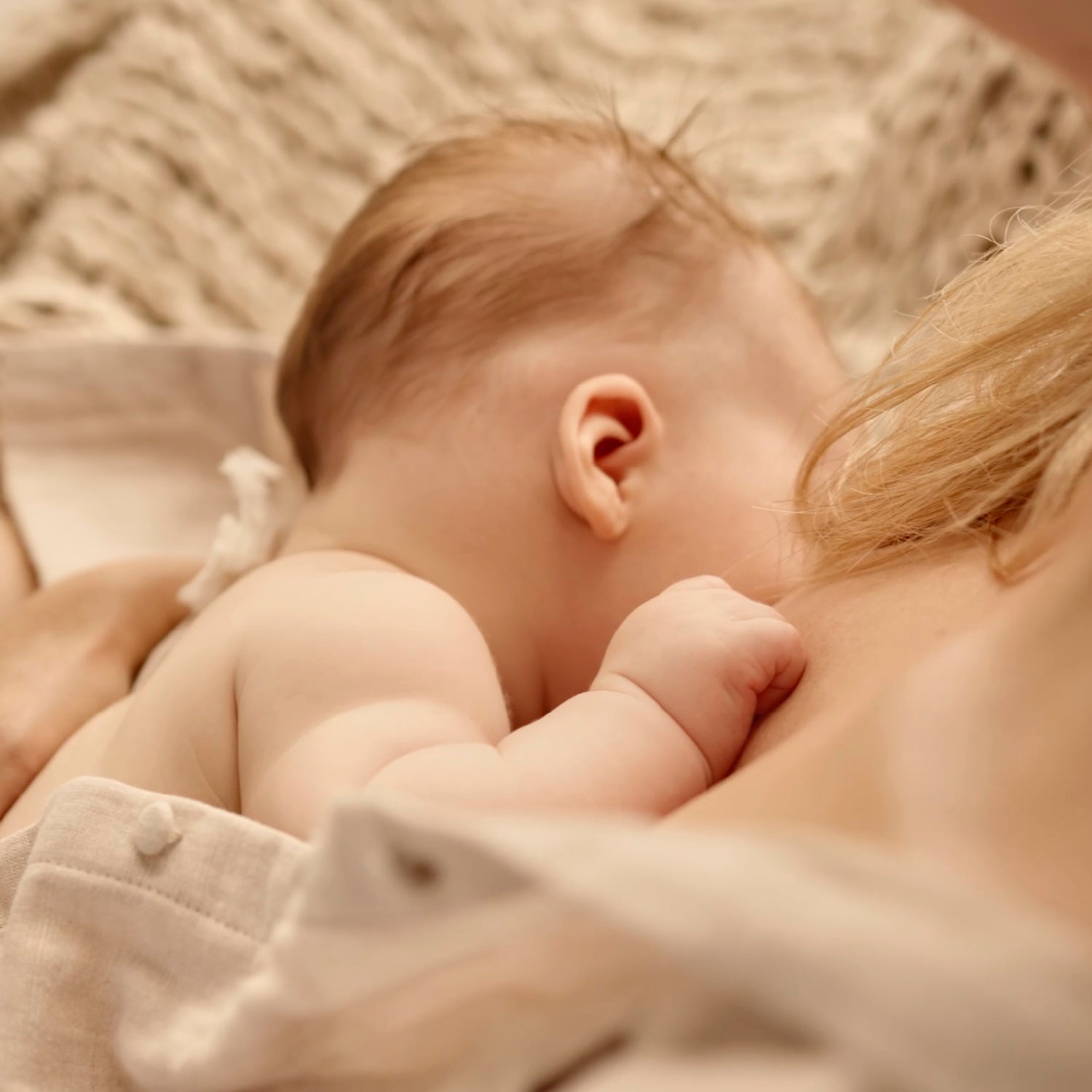 Bébé allaité au sein par sa mère