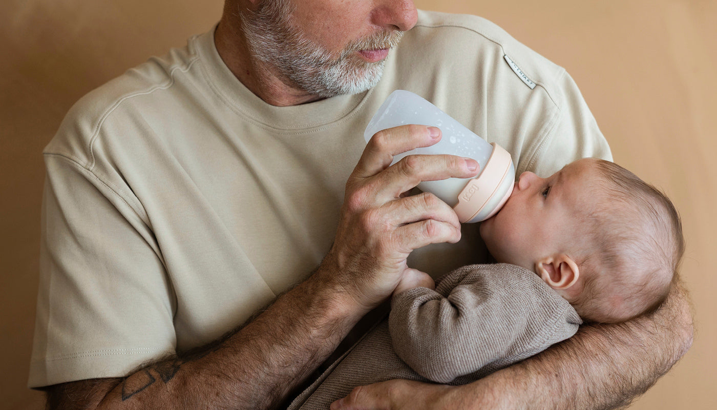 Moment de tendresse entre un papa et son nourrisson pendant le biberon.