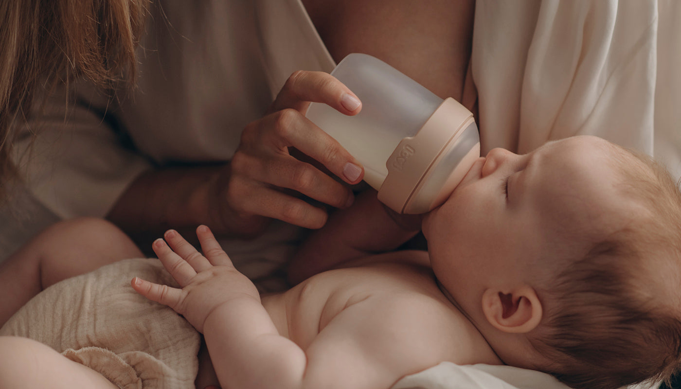 Une mère donne le biberon à son bébé