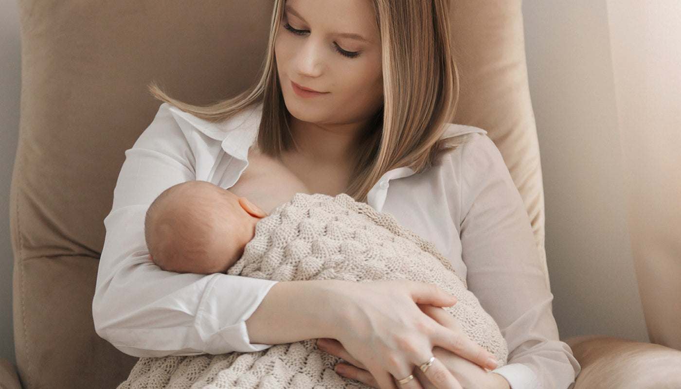 Une maman serre tendrement son bébé nouveau-né