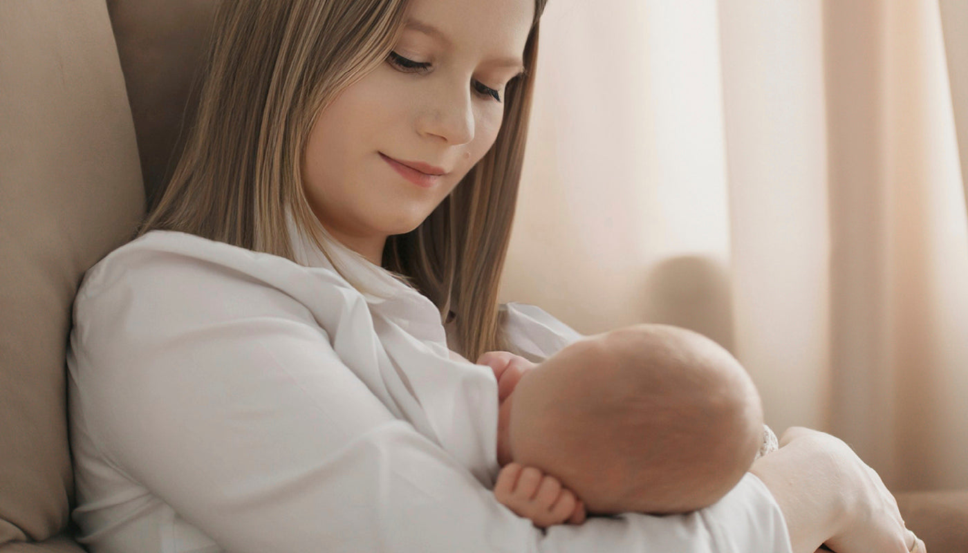 Maman tenant tendrement son bébé dans ses bras.