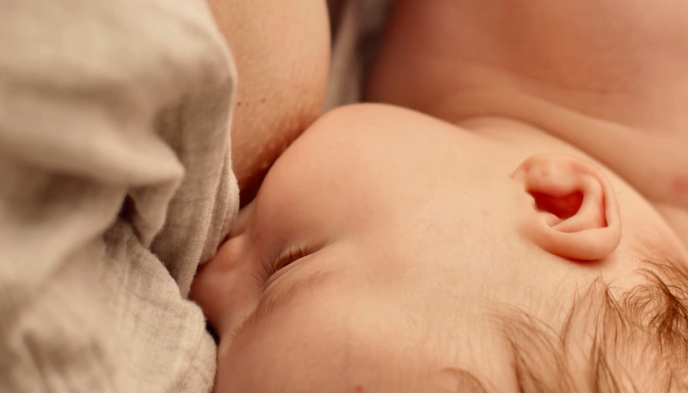 Bébé allaité au sein par sa mère