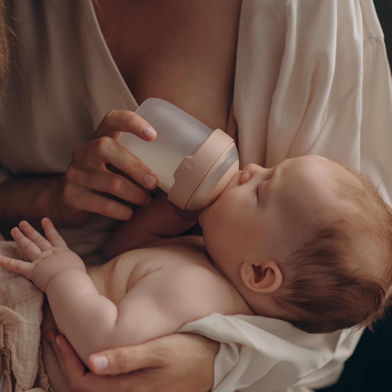 Un bébé nourri au biberon Mammafeel.