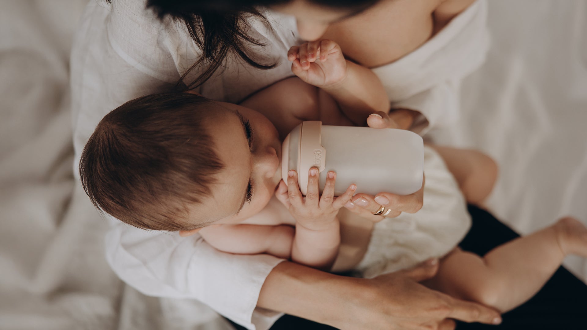 Bébé qui boit au biberon, nourri en toute sécurité et confortablement.