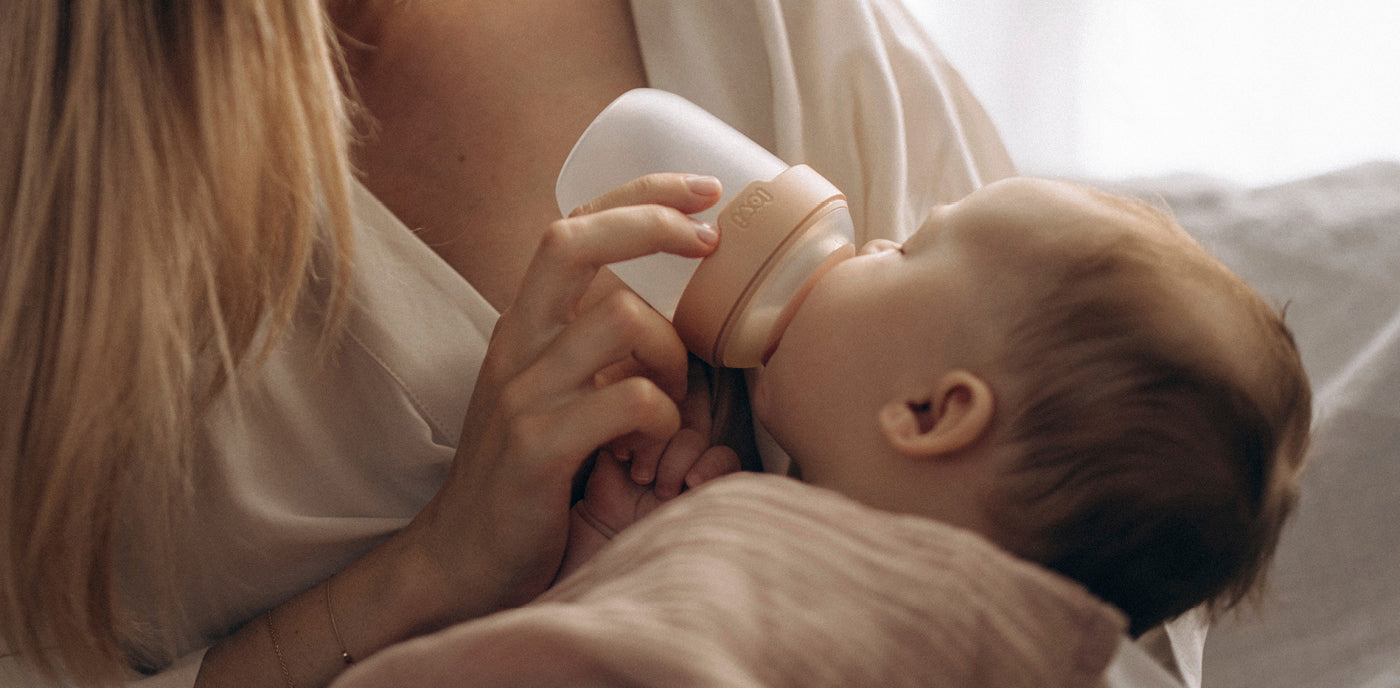 Mère donnant du lait maternel exprimé à son bébé au biberon