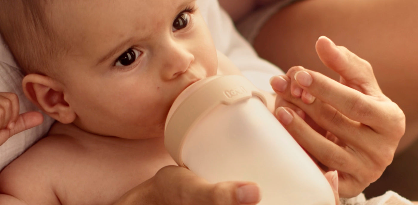 Bébé buvant au biberon Difrax Lovi Mammafeel, illustrant un allaitement au biberon sûr, confortable et rempli d’affection.