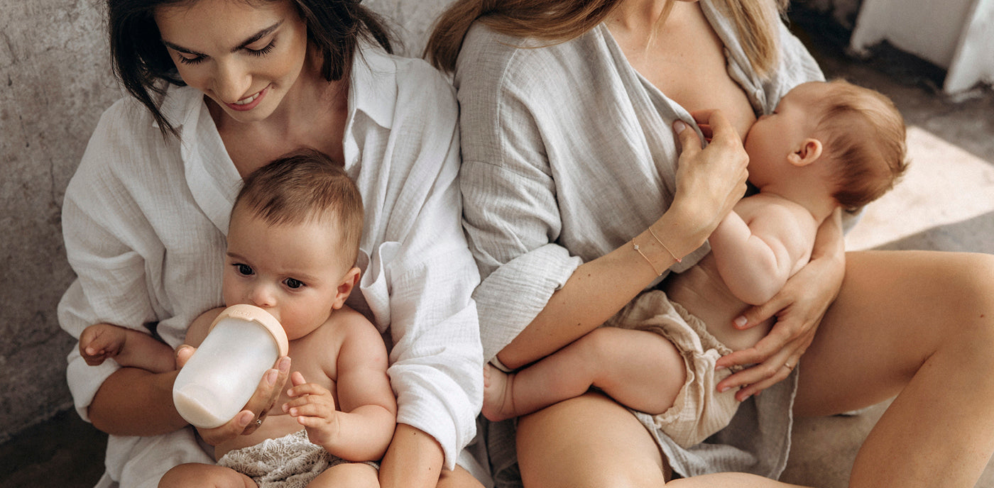 Deux mères nourrissant leurs bébés : l’une allaite, l’autre utilise un biberon Mammafeel, illustrant la gestion de l’hyperlactation.