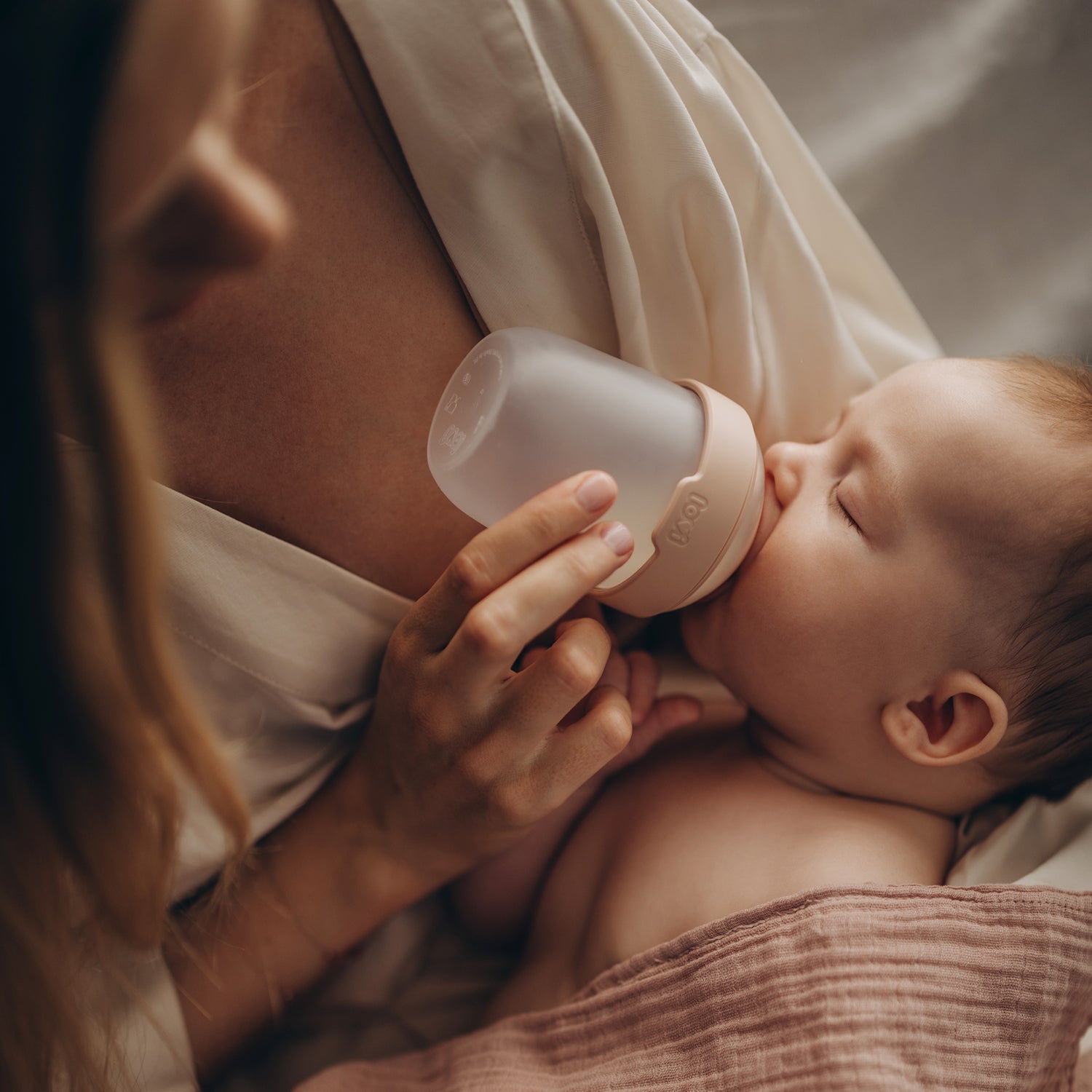 Un bébé nourri au biberon Mammafeel.
