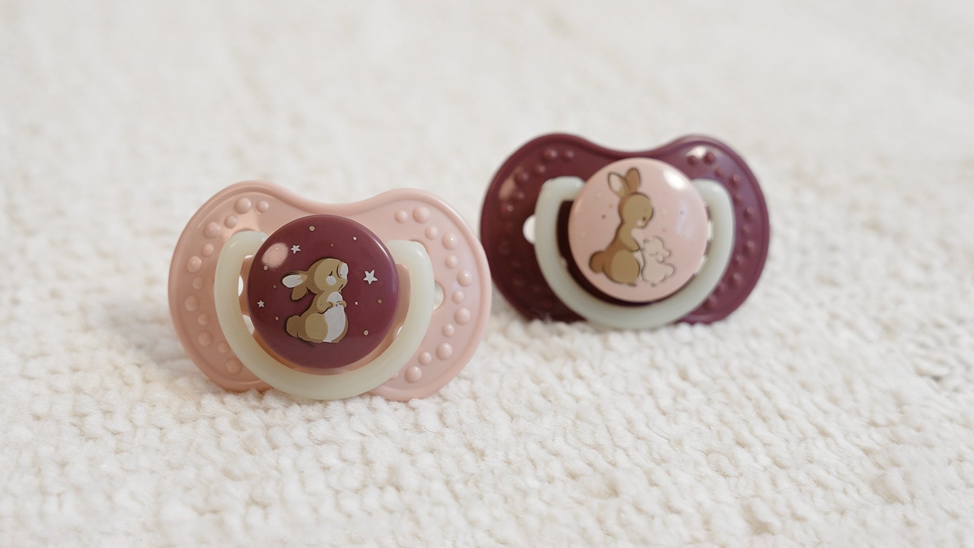 Une sucette rose et violette pour les bébés de 3 à 6 mois. Difrax LOVI Night&Day.