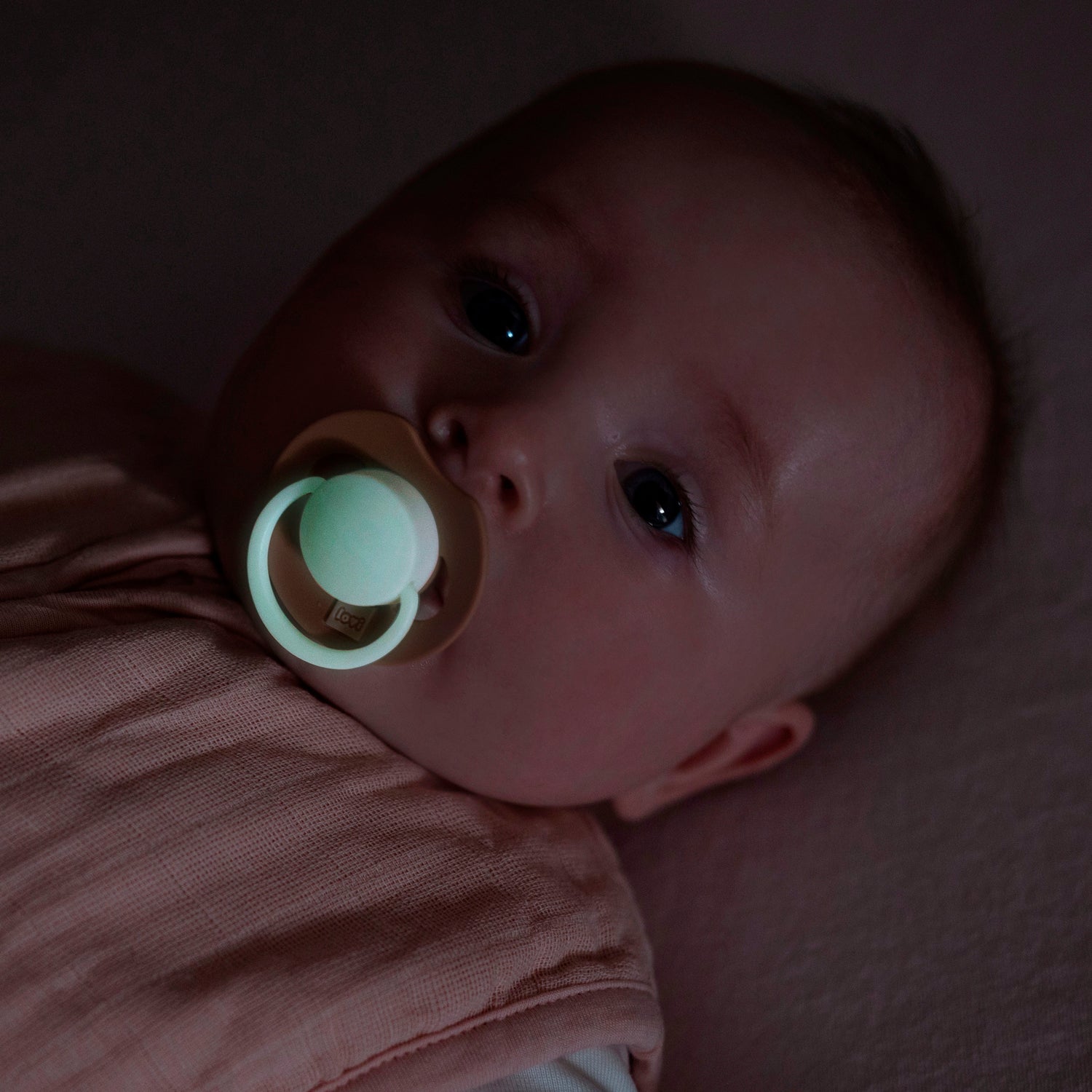 Bébé endormi avec sucette Prime Glow – tétine douce et lumineuse