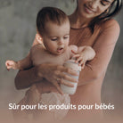 Mère souriante tenant son bébé avec un biberon Lovi – tablettes lave-vaisselle Difrax sûres pour le nettoyage des produits pour bébés