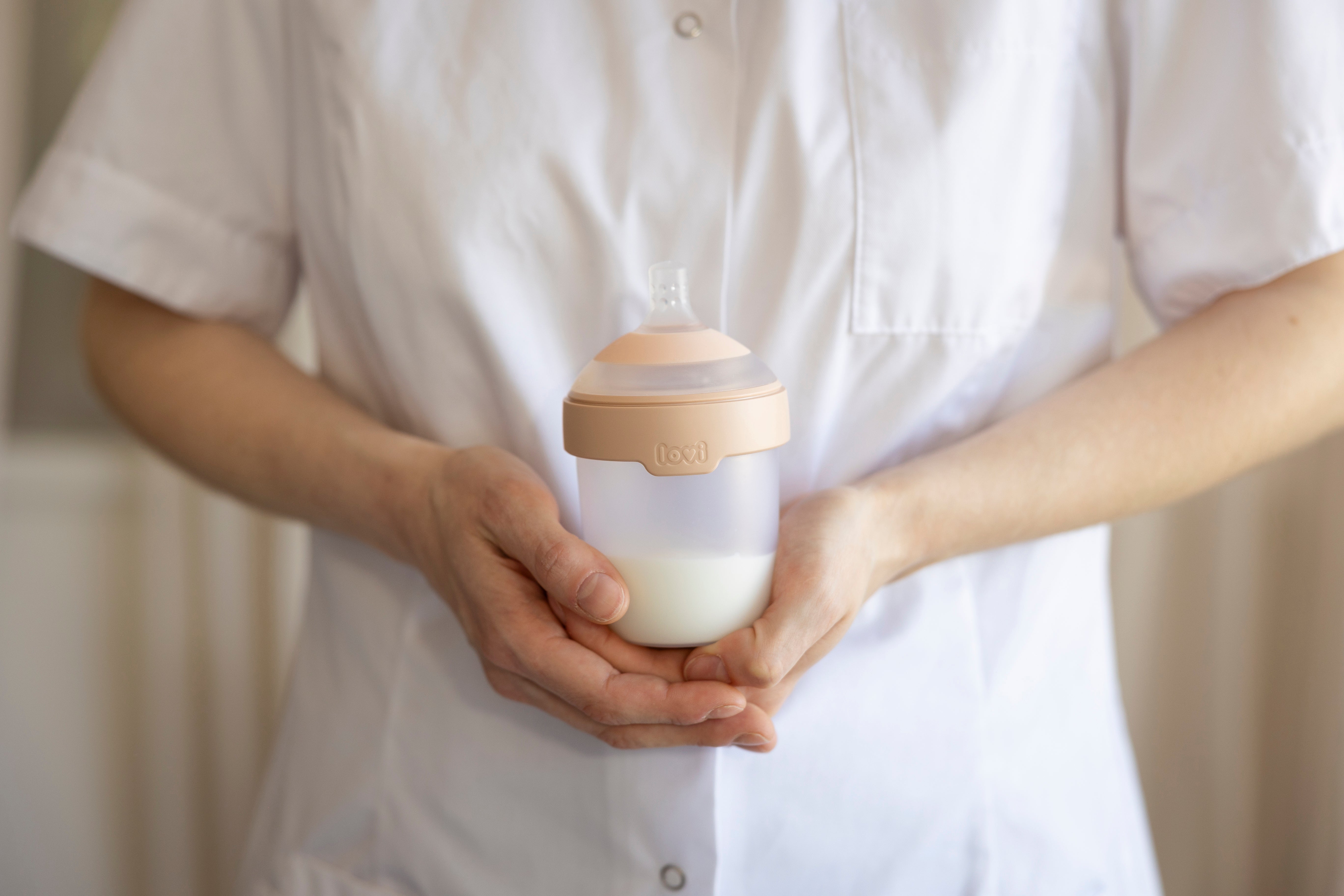 Biberon Lovi Mammafeel 150ml avec lait maternel - biberon anti-colique pour nouveau-né