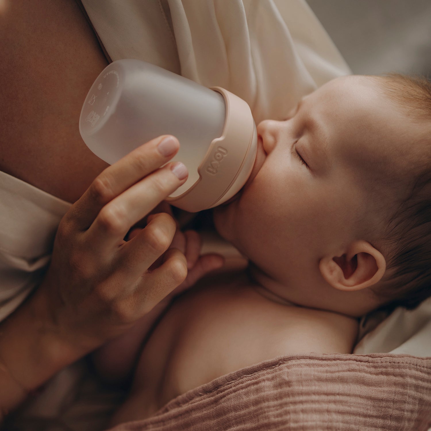 Nouveau-né buvant au biberon Mammafeel – sensation naturelle proche du sein