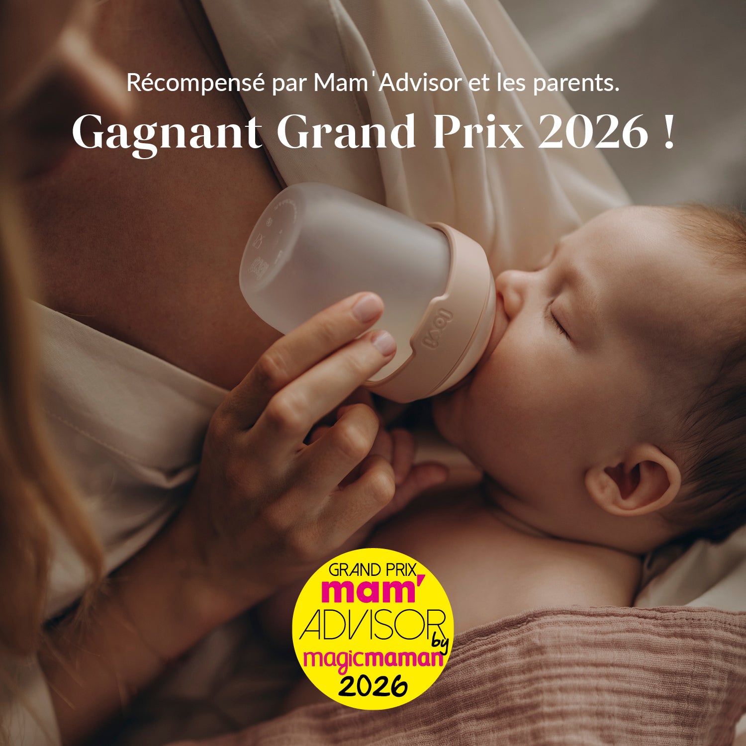 Bébé paisible buvant au biberon Lovi Mammafeel tenu par une mère. Texte : 'Récompensé par Mam'Advisor et les parents – Gagnant Grand Prix 2026 !'. Logo Grand Prix Mam'Advisor by Magicmaman 2026.