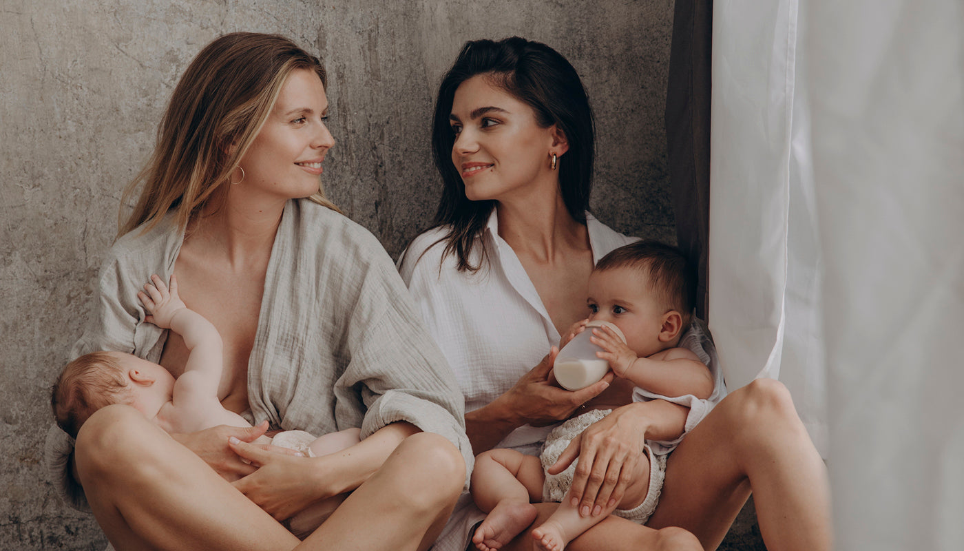 Deux mères avec leurs bébés : l'une utilisant le biberon Mammafeel, l'autre allaitant au sein