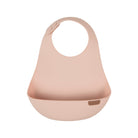 Un bavoir en silicone de couleur nude.