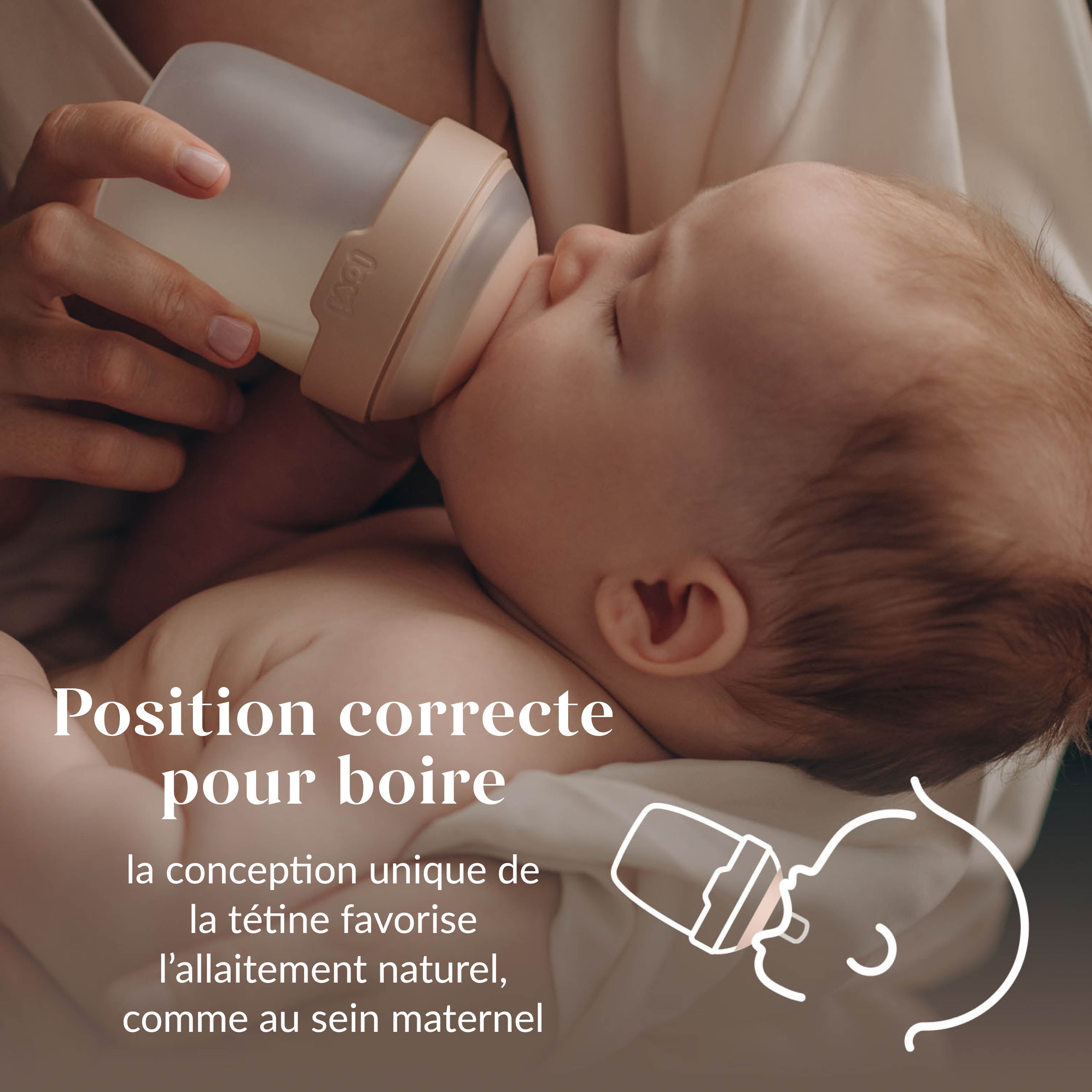 Nouveau-né buvant au biberon Lovi en position semi-assise avec icône indiquant l'angle correct de 45 degrés pour une respiration naturelle par le nez.