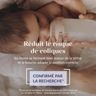 Bébé buvant au biberon Mammafeel Difrax LOVI tenu par sa mère, avec une bonne fermeture des lèvres et position de la bouche pour réduire les coliques.
