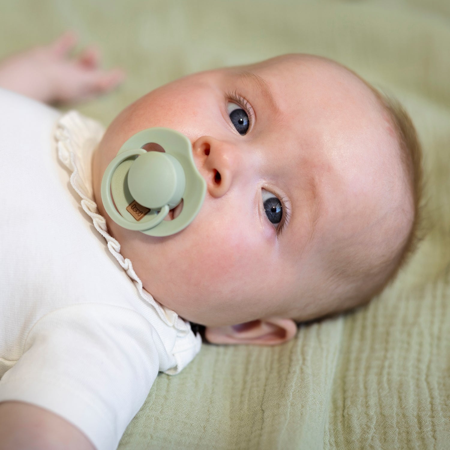 Bébé utilisant la sucette Prime 0-6m Difrax LOVI couleur pistache de l’ensemble de luxe pour bébé.