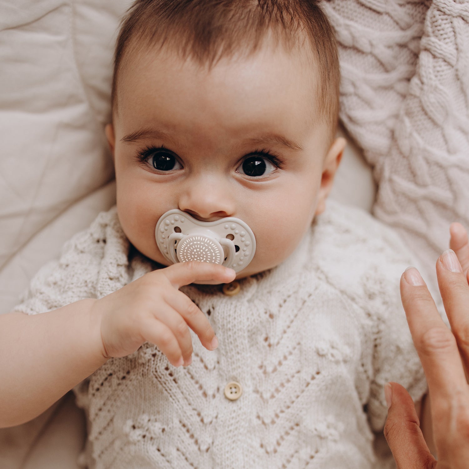 Bébé avec une tétine Harmony beige, adaptée pour les bébés de 0 à 3 mois