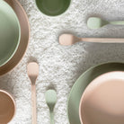 Série de quatre cuillères premier âge couleurs pistache et nude avec bols assortis, photo d’ambiance
