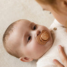 Bébé couché avec la sucette Difrax LOVI Blossom Girl Nouveau-né 0-6 mois dans la bouche, regarde sa mère, silicone, petit bouclier, anneau phosphorescent, sans BPA
