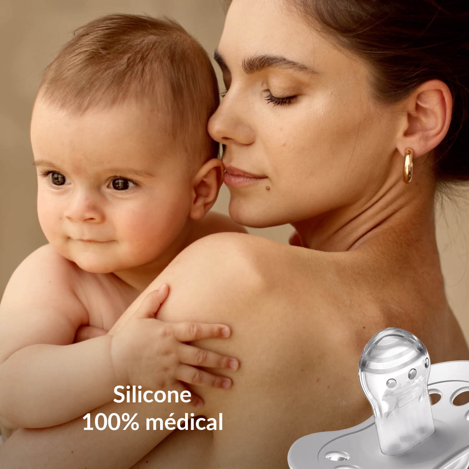 Mère tenant son bébé avec la sucette Difrax LOVI Buddy Bear Nouveau-né 0-2 mois, silicone 100% médical, petit bouclier, anneau phosphorescent
