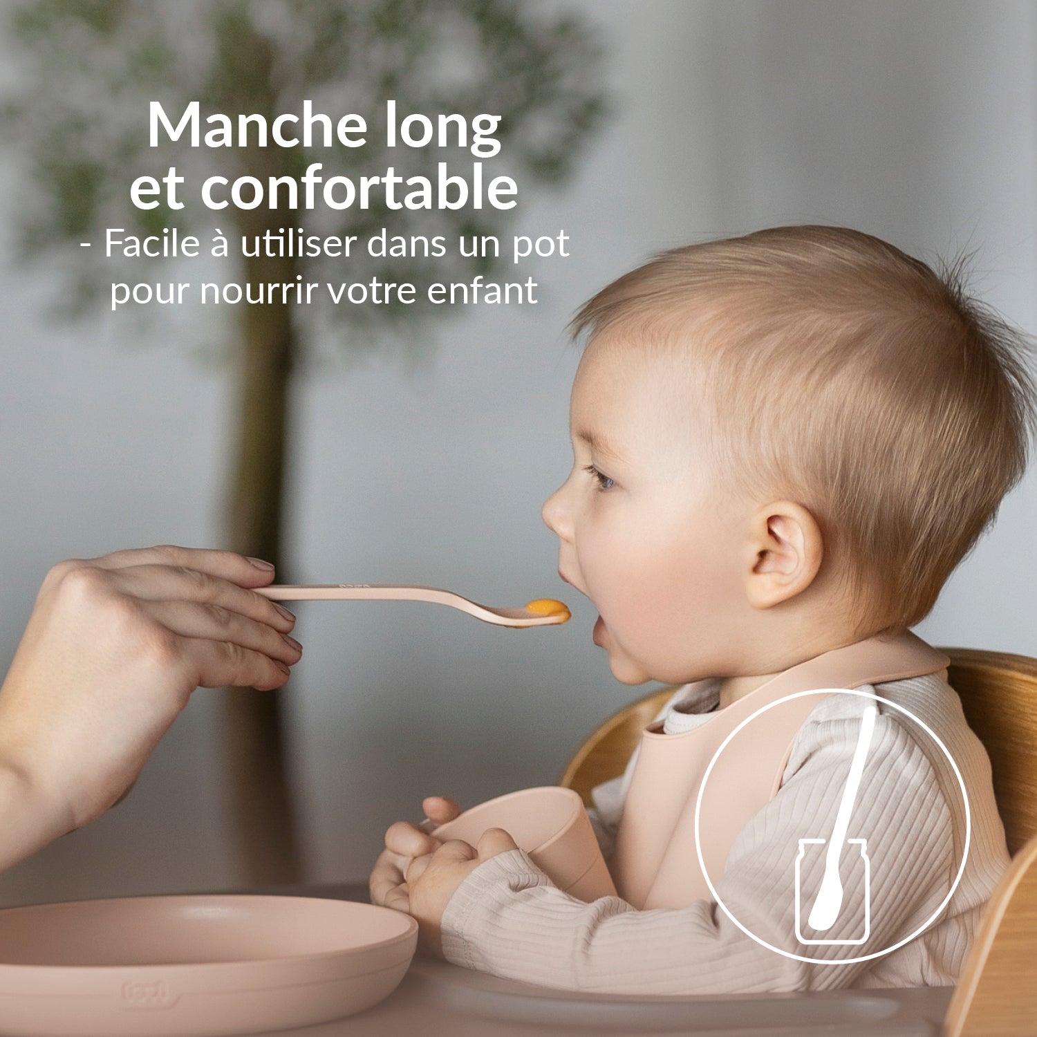 Bébé utilisant les cuillères Difrax LOVI Nude – manche long et confortable, facile à utiliser.