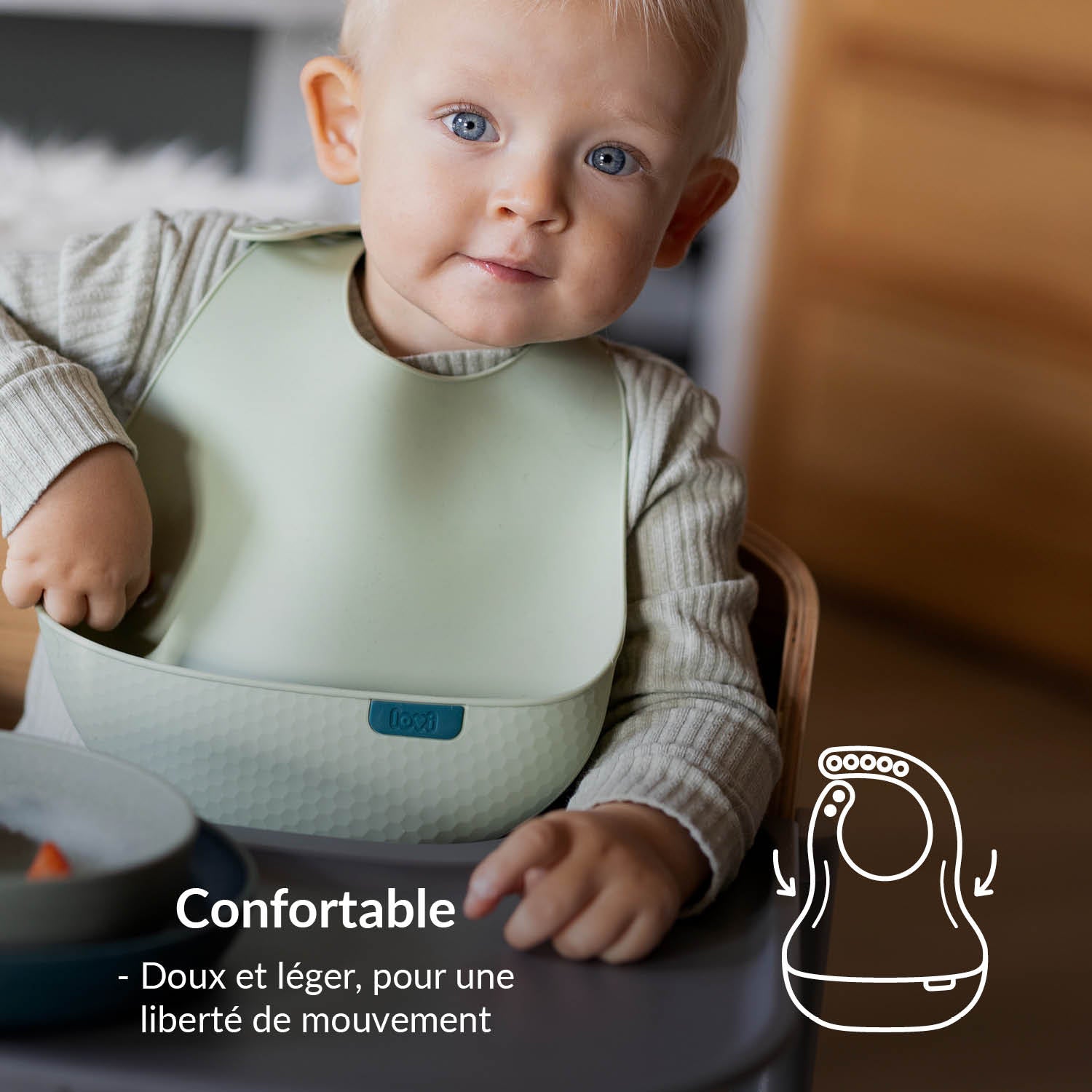 Enfant dans une chaise haute avec le bavoir en silicone – Difrax LOVI Baby Eet- & Drinkset Pistachio, bavoir confortable, doux et léger pour une liberté de mouvement.