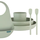Ensemble repas et boissons pour bébé Difrax LOVI – Pistachio : assiette, bol, tasse ouverte, deux cuillères et bavoir en silicone pour des repas sûrs et confortables.