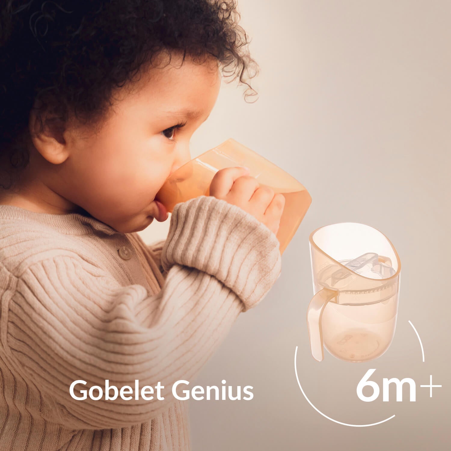 Jeune fille boit de façon autonome avec le gobelet d’apprentissage Difrax LOVI Genius, adapté dès 6 mois – favorise le développement moteur