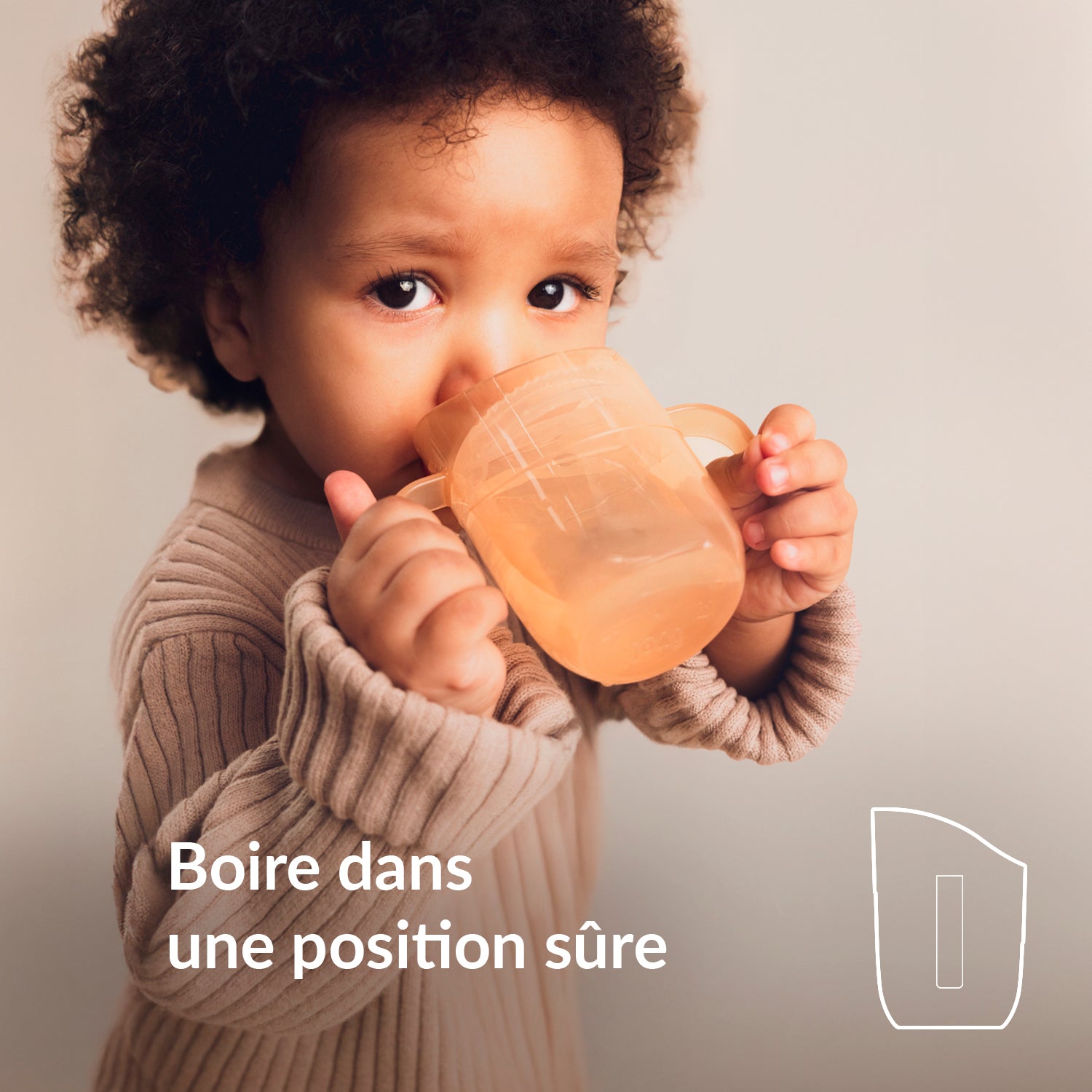 Fille avec le gobelet d’apprentissage Genius en nude, avec le titre « Boire dans une position sûre »