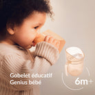 Jeune fille boit de façon autonome avec le gobelet d’apprentissage Difrax LOVI Genius, adapté dès 6 mois – favorise le développement moteur