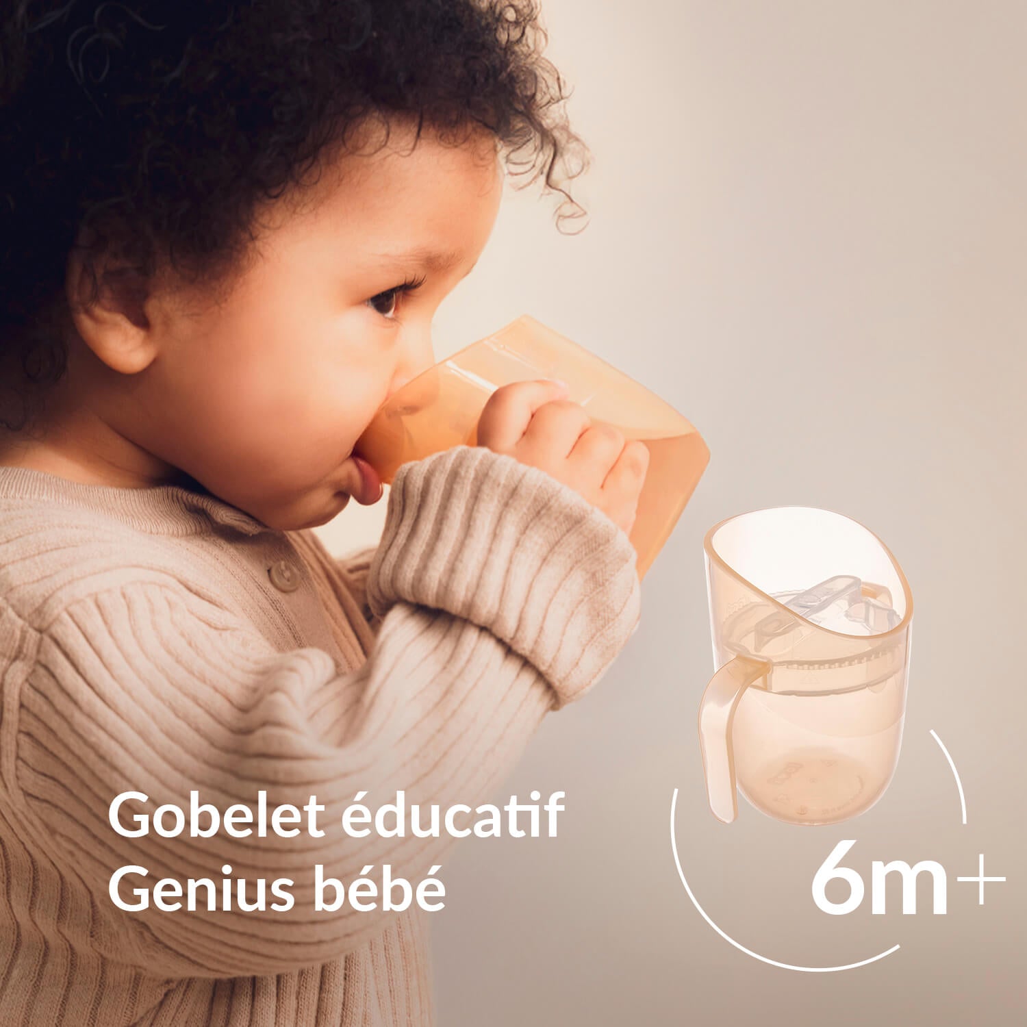 Jeune fille boit de façon autonome avec le gobelet d’apprentissage Difrax LOVI Genius, adapté dès 6 mois – favorise le développement moteur