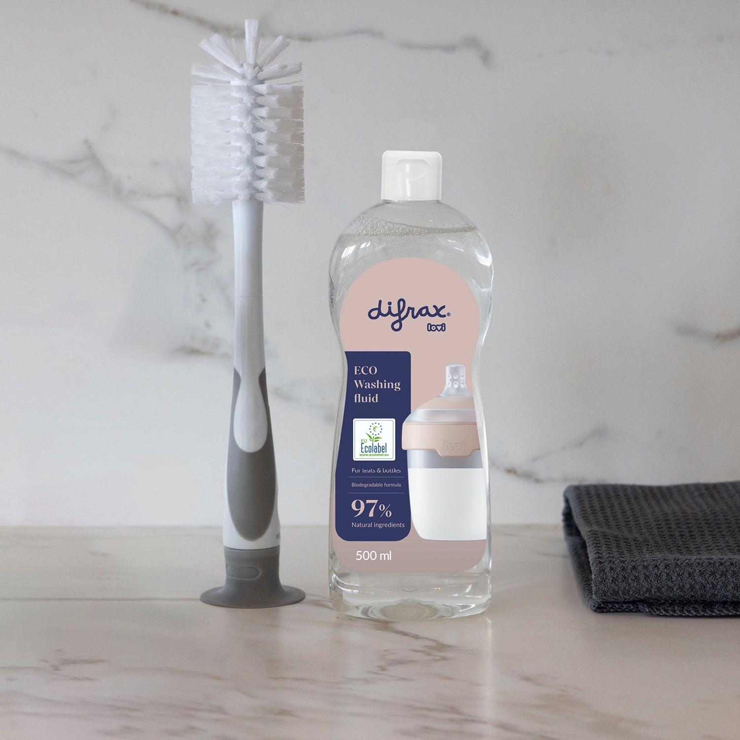 Liquide vaisselle utilisé avec une brosse