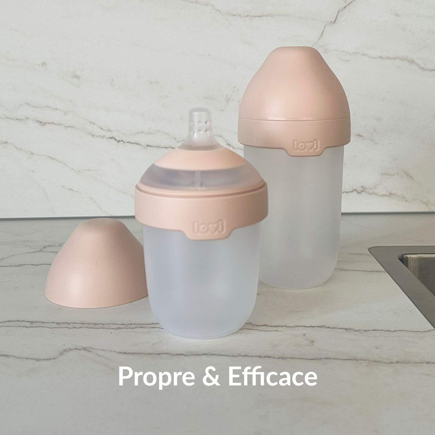 Deux biberons pour bébé illustrant un nettoyage propre et efficace