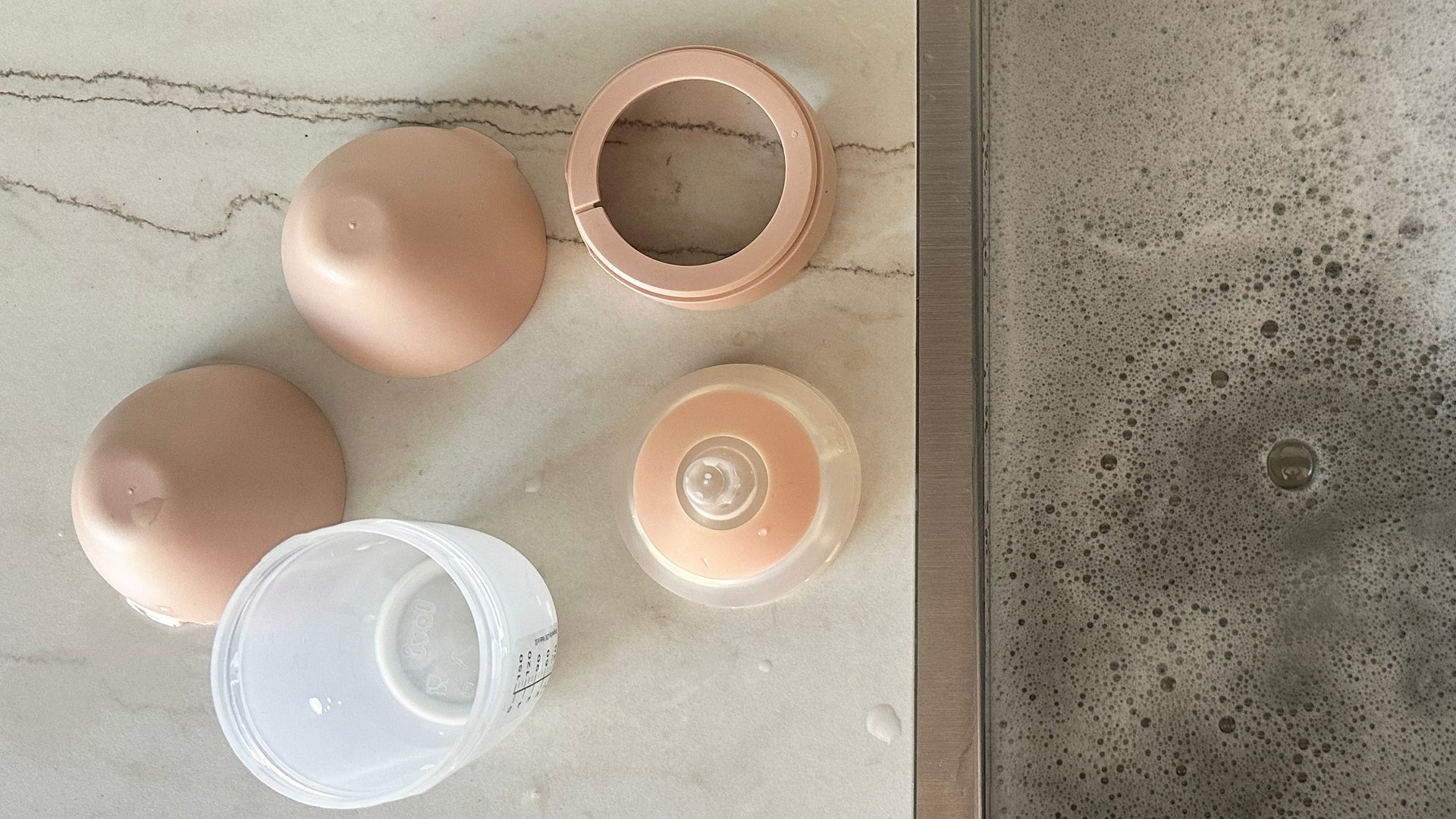 Lavabo avec liquide vaisselle écologique pour bébé et biberon nettoyé
