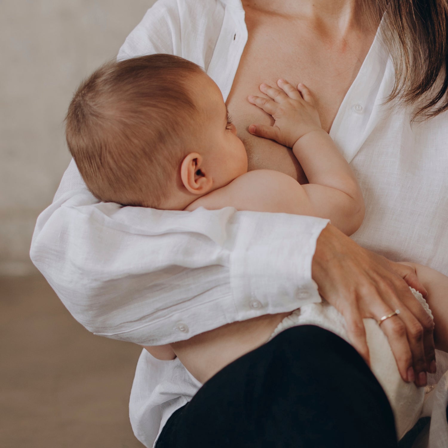 Maman allaitant son bébé, illustration sur la page expliquant les avantages de la tétine Mammafeel