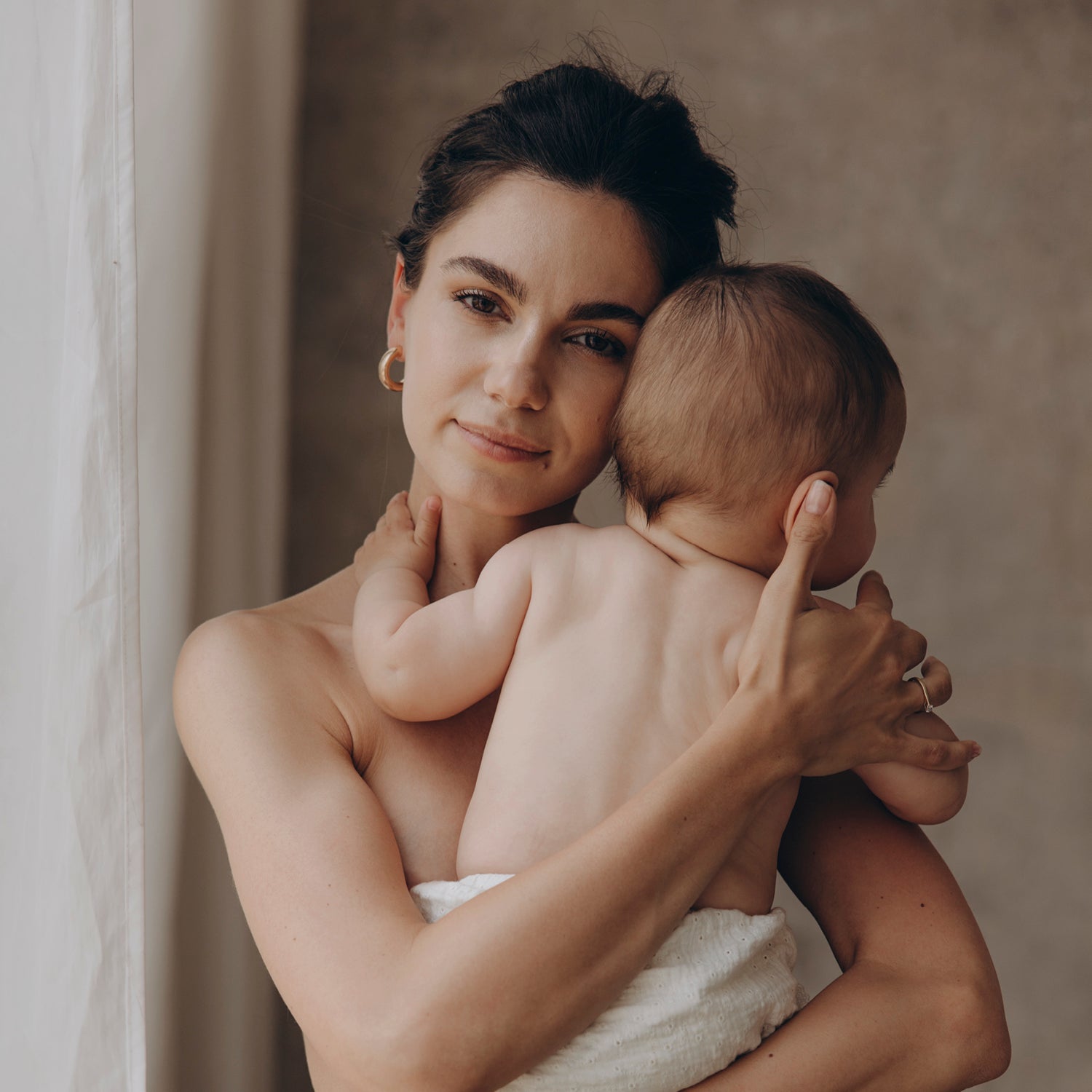 Maman et bébé en contact peau à peau, un moment intime de lien et de confort