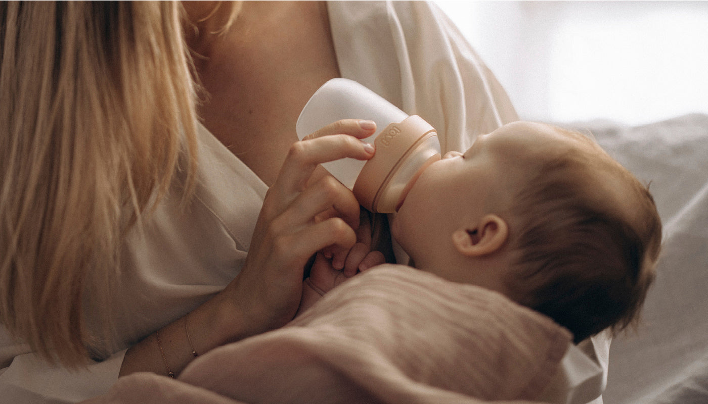 Maman nourrissant son bébé avec le biberon Mammafeel de 150 ml, présent sur la page de retour