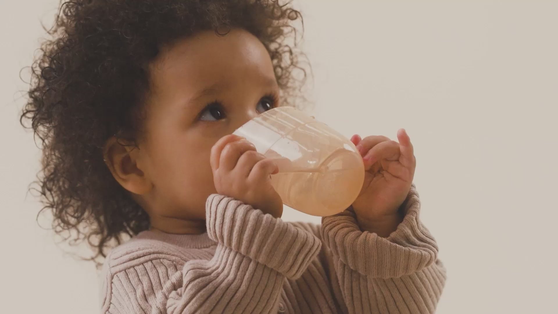 Vidéo pleine d’ambiance d’un enfant qui apprend avec la tasse d’apprentissage Genius de Difrax LOVI.