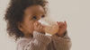 Vidéo pleine d’ambiance d’un enfant qui apprend avec la tasse d’apprentissage Genius de Difrax LOVI.