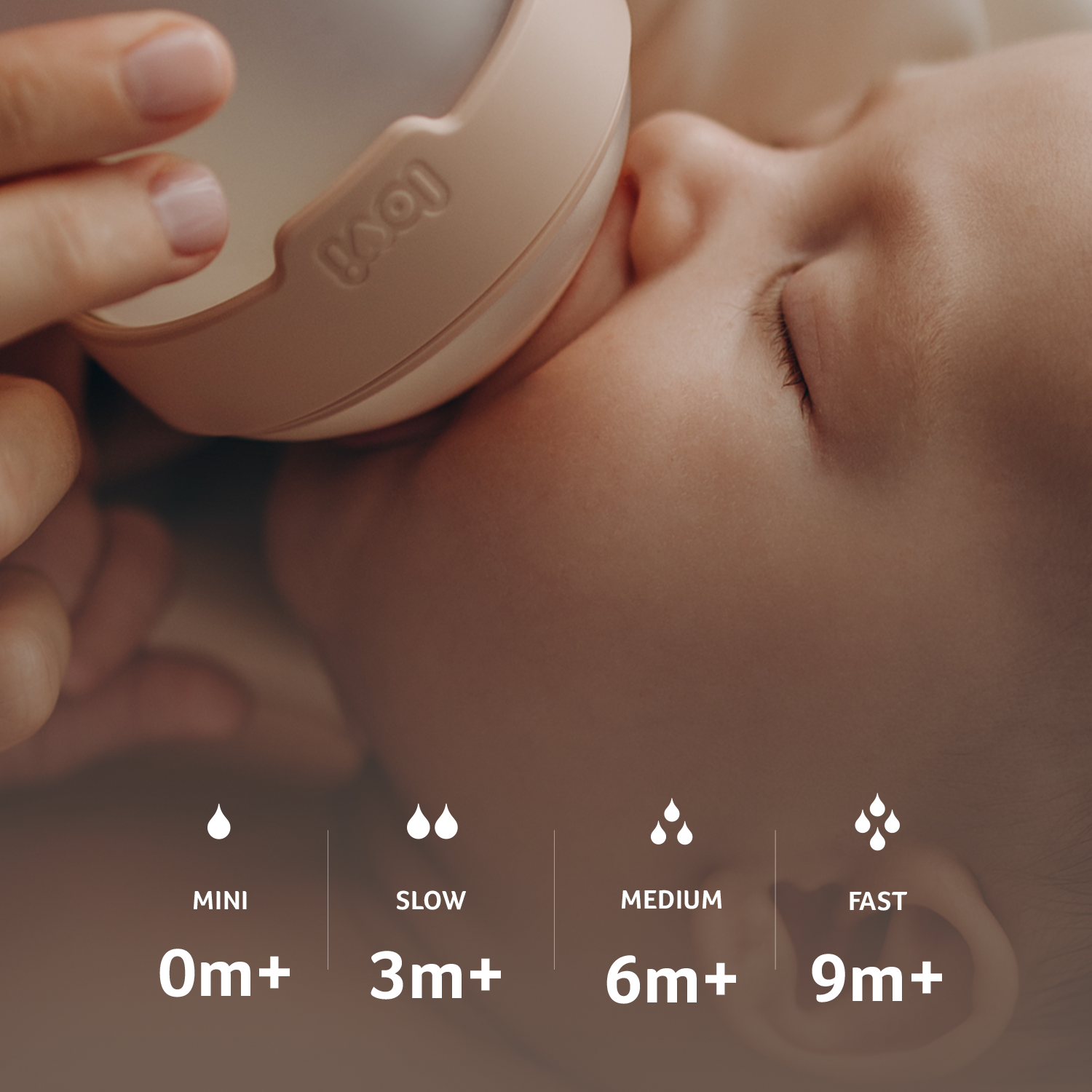Bébé nourri avec le biberon Difrax Lovi, faisant partie du set Grandir Ensemble, avec les tailles de biberons adaptées à chaque étape de la croissance.