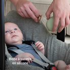 La sucette Difrax LOVI du bébé est insérée dans la boîte à sucette en silicone Pistache de l’ensemble de luxe pour bébé.