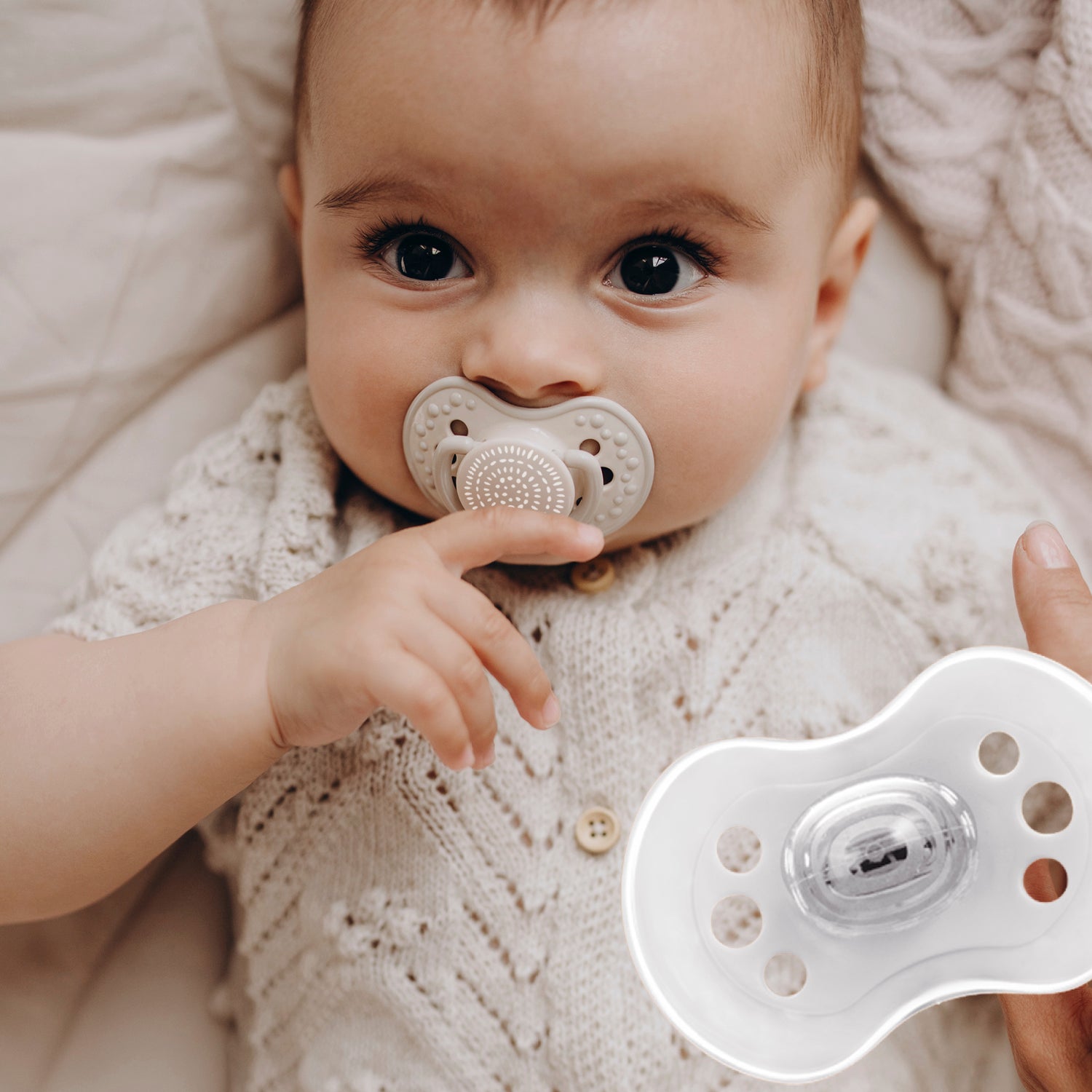 Baby avec une tétine dynamique Difrax LOVI, mettant en évidence la circulation optimale de l'air pour une respiration naturelle