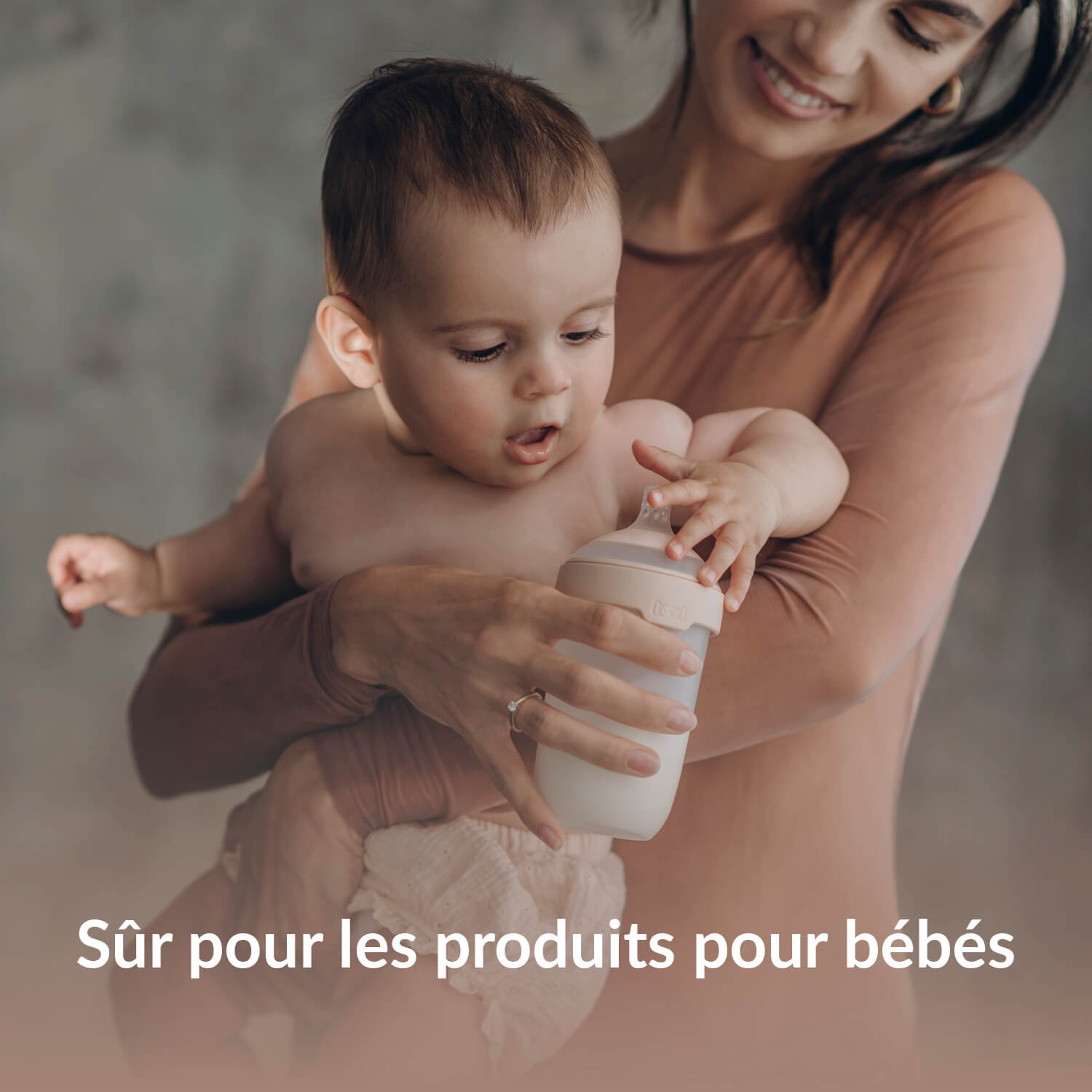 USP "Sûr pour les produits pour bébé" avec une image d'ambiance d'une mère avec son enfant, tenant un biberon Mammafeel.